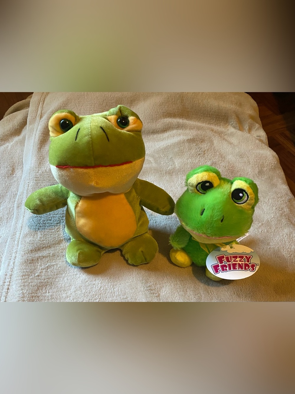 2 frog plushies 🐸